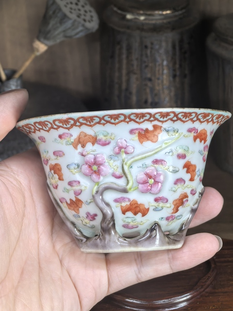 古玩陶瓷粉彩云蝠紋梅花杯真品鑒賞圖
