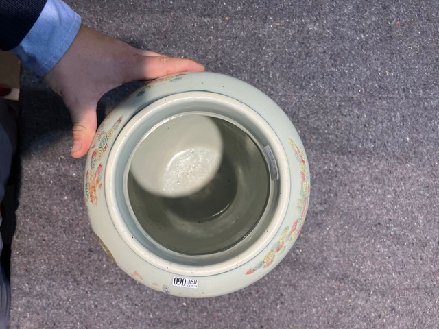 古玩陶瓷青花粉彩罐真品鑒賞圖