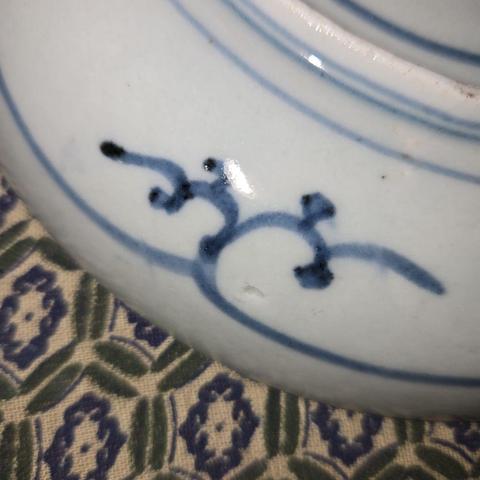 古玩陶瓷花卉紋青花盤真品鑒賞圖