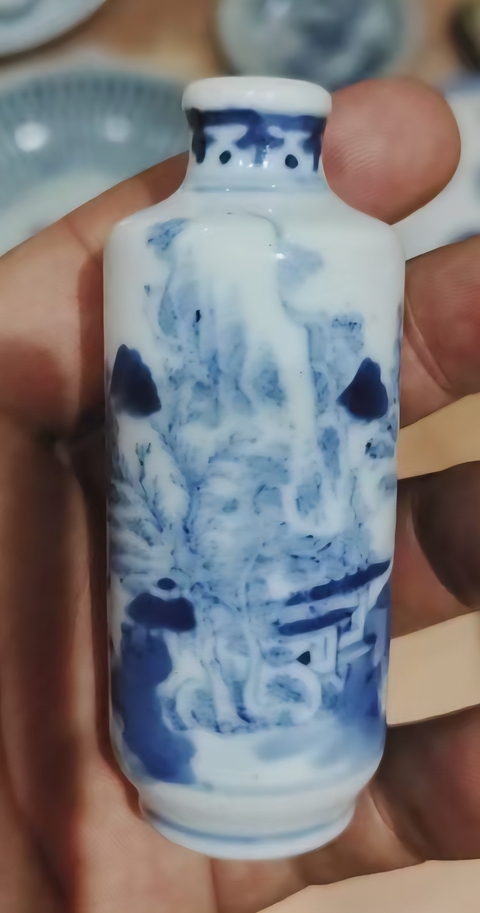 古玩陶瓷山水紋青花鼻煙壺真品鑒賞圖