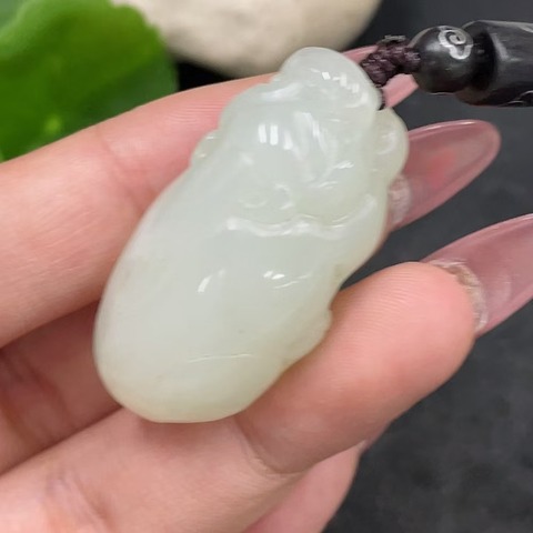 古玩玉器天然和田玉貔貅題材掛件真品鑒賞圖