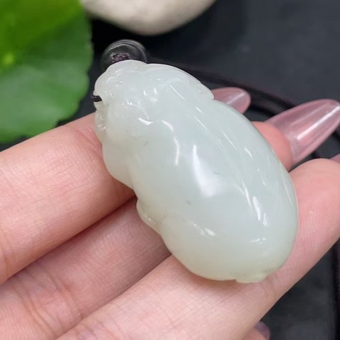 古玩玉器天然和田玉貔貅題材掛件真品鑒賞圖