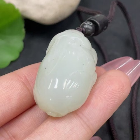 古玩玉器天然和田玉貔貅題材掛件真品鑒賞圖
