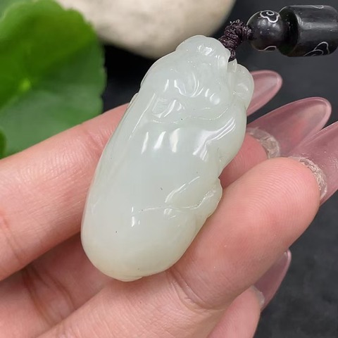 古玩玉器天然和田玉貔貅題材掛件真品鑒賞圖