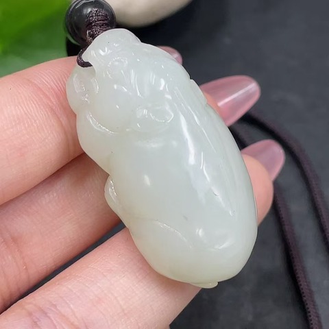 古玩玉器天然和田玉貔貅題材掛件真品鑒賞圖