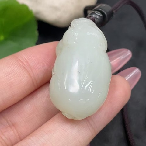 古玩玉器天然和田玉貔貅題材掛件真品鑒賞圖