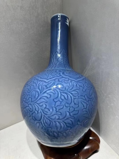 古玩陶瓷天藍釉刻花紋天球瓶真品鑒賞圖