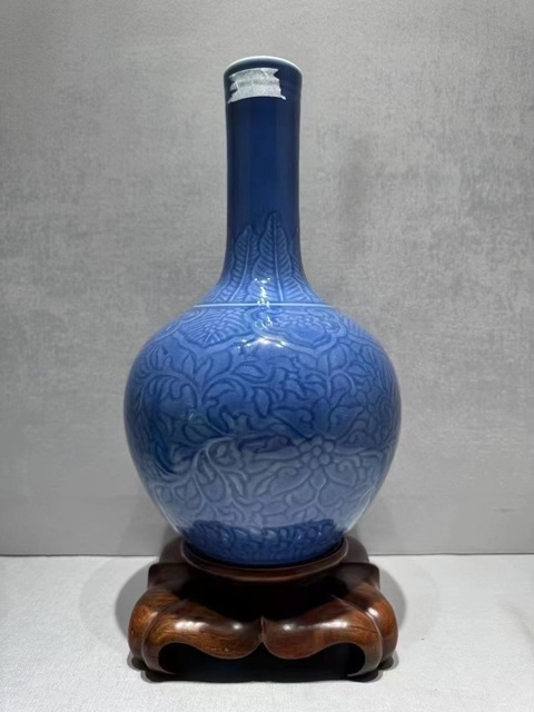 古玩陶瓷天藍釉刻花紋天球瓶真品鑒賞圖