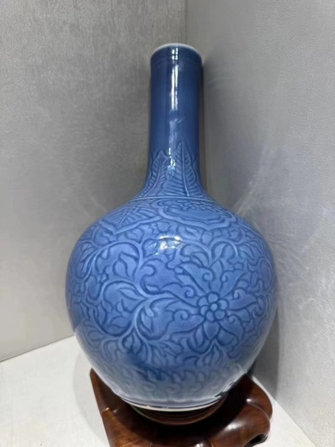 古玩陶瓷天藍釉刻花紋天球瓶真品鑒賞圖