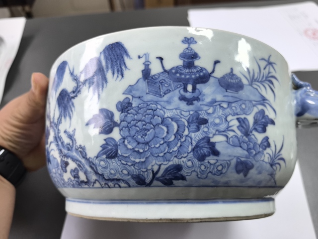 古玩陶瓷青花洞石花卉紋蓋缸真品鑒賞圖