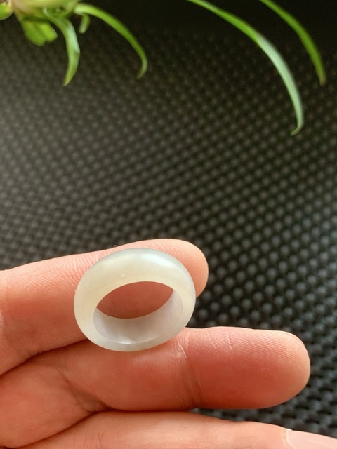 古玩玉器(國慶放漏)清代潤如和田得翡翠雕“素紋戒指”拍賣,當前價格900元