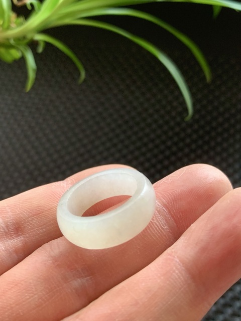 古玩玉器(國慶放漏)清代潤如和田得翡翠雕“素紋戒指”拍賣,當前價格900元