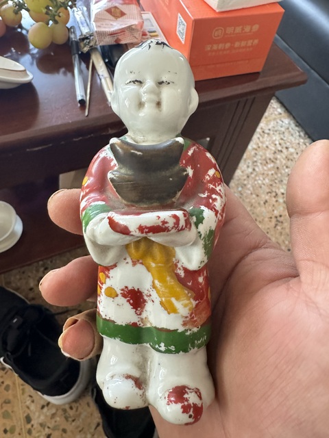 古玩陶瓷彩繪童子造像真品鑒賞圖