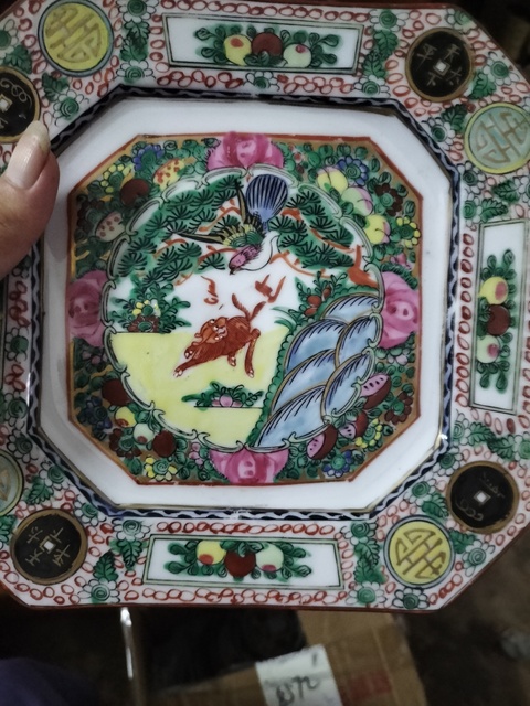 古玩陶瓷歡天喜地廣彩盤真品鑒賞圖