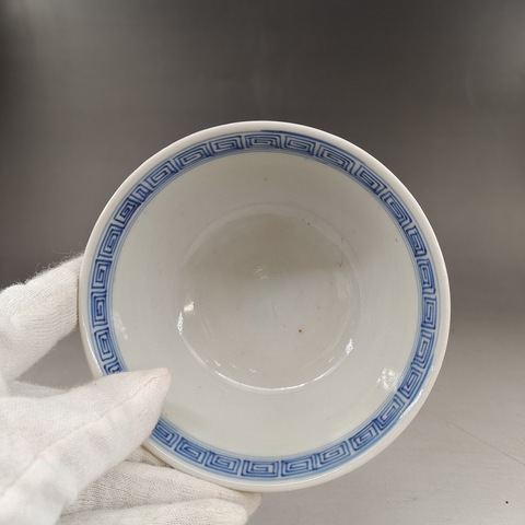 古玩陶瓷人物紋青花蓋碗真品鑒賞圖