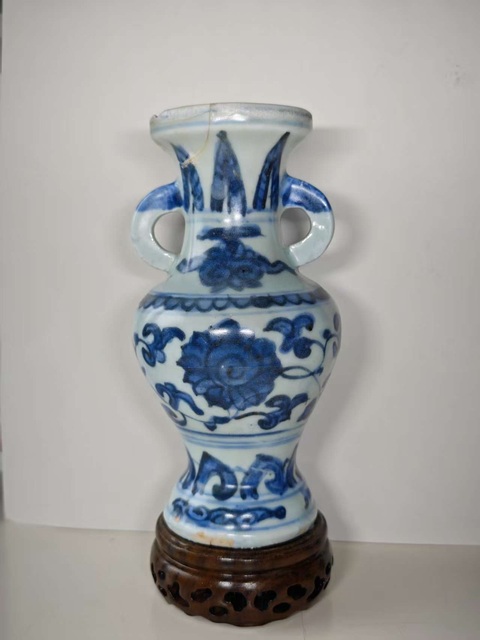 古玩陶瓷青花花卉紋盤口瓶真品鑒賞圖