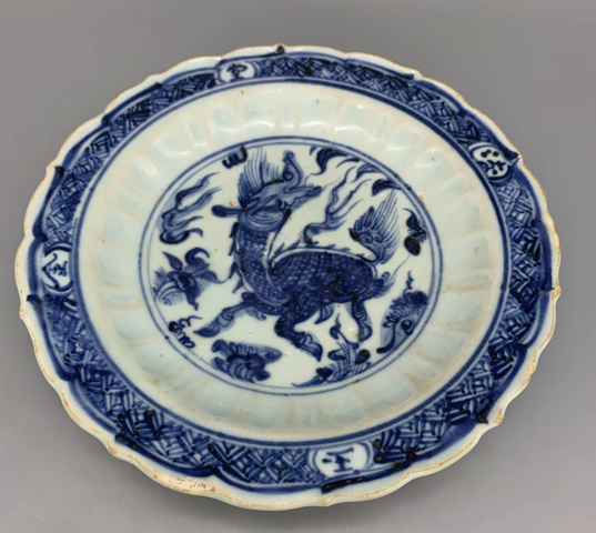 古玩陶瓷青花麒麟望月花口盤真品鑒賞圖