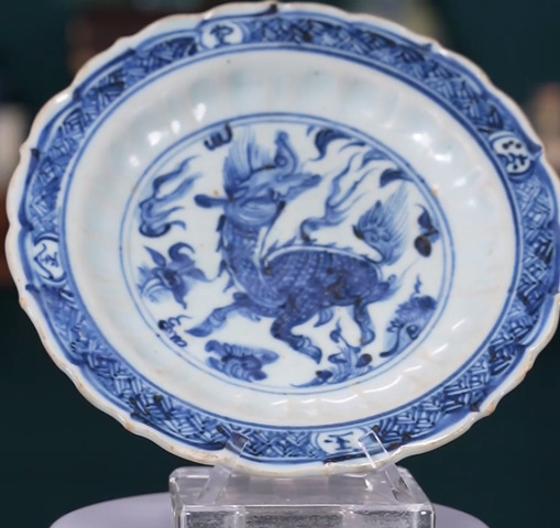 古玩陶瓷青花麒麟望月花口盤真品鑒賞圖