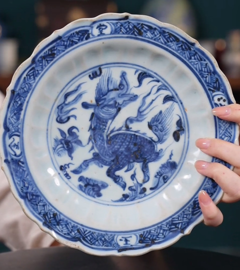古玩陶瓷青花麒麟望月花口盤真品鑒賞圖