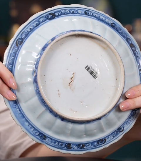 古玩陶瓷青花麒麟望月花口盤真品鑒賞圖