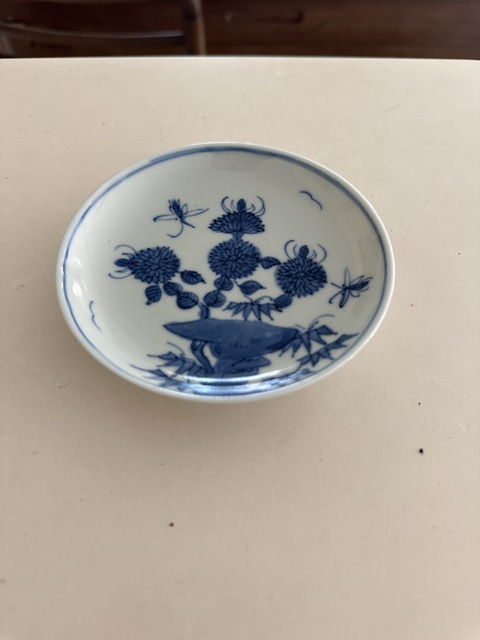 古玩陶瓷花蝶紋青花盤真品鑒賞圖