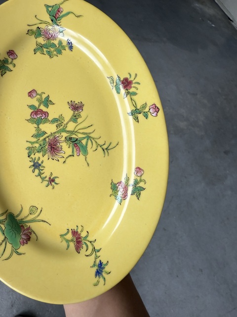古玩陶瓷黃地粉彩飛黃騰達盤真品鑒賞圖