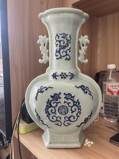 古玩陶瓷豆青釉青花雙耳瓶真品鑒賞圖