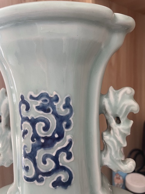 古玩陶瓷豆青釉青花雙耳瓶真品鑒賞圖