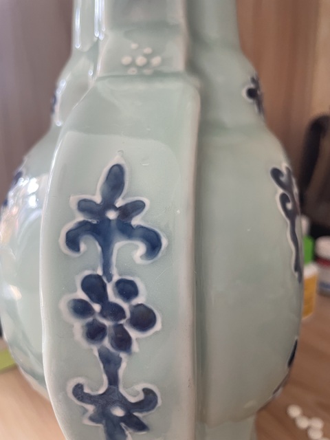 古玩陶瓷豆青釉青花雙耳瓶真品鑒賞圖