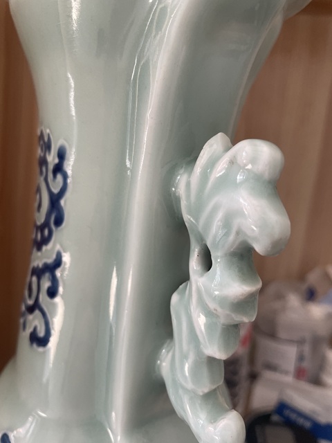古玩陶瓷豆青釉青花雙耳瓶真品鑒賞圖