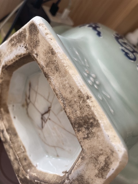 古玩陶瓷豆青釉青花雙耳瓶真品鑒賞圖