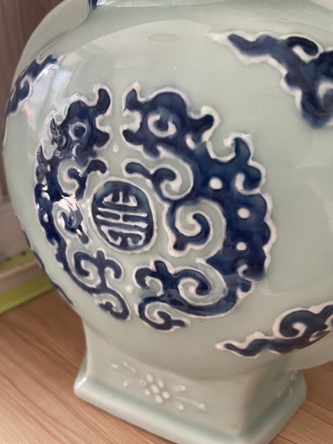 古玩陶瓷豆青釉青花雙耳瓶真品鑒賞圖