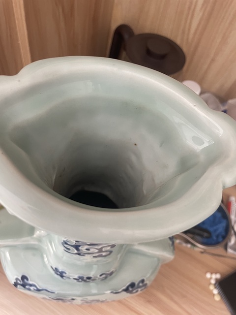 古玩陶瓷豆青釉青花雙耳瓶真品鑒賞圖