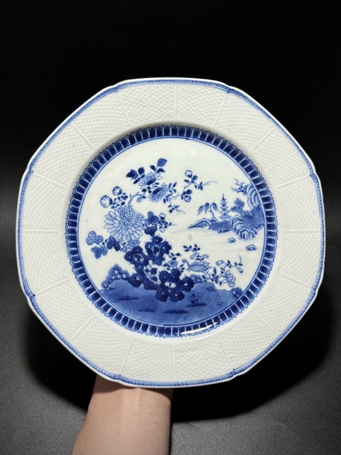 古玩陶瓷乾隆·青花洞石花卉紋八方盤真品鑒賞圖