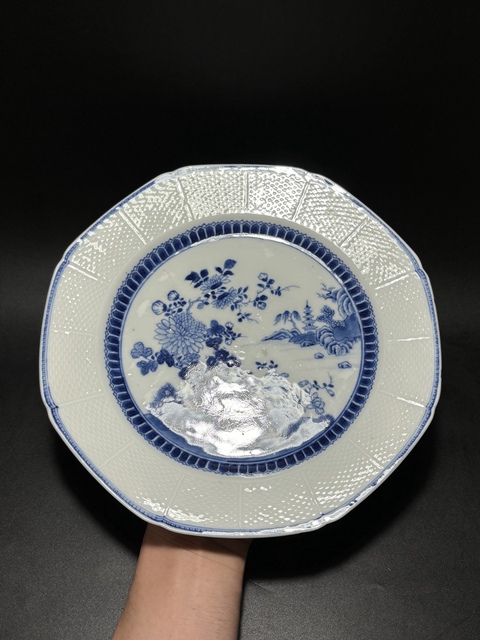古玩陶瓷乾隆·青花洞石花卉紋八方盤真品鑒賞圖