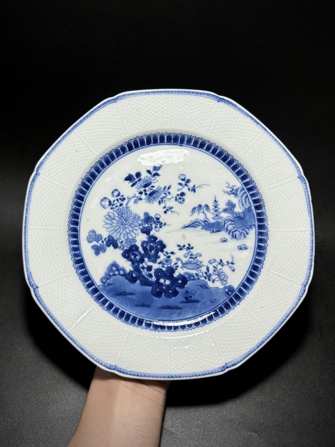 古玩陶瓷乾隆·青花洞石花卉紋八方盤真品鑒賞圖