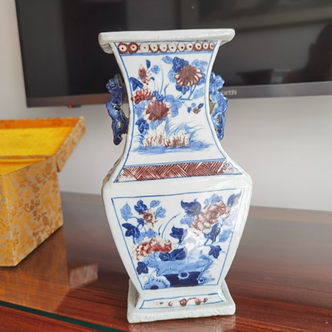 古玩陶瓷青花釉里紅洞石花卉紋四方瓶真品鑒賞圖