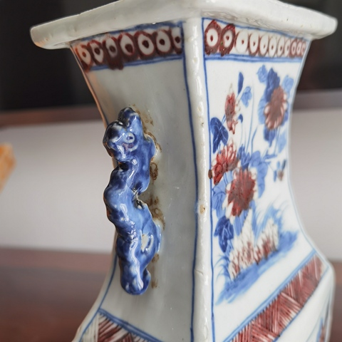 古玩陶瓷青花釉里紅洞石花卉紋四方瓶真品鑒賞圖