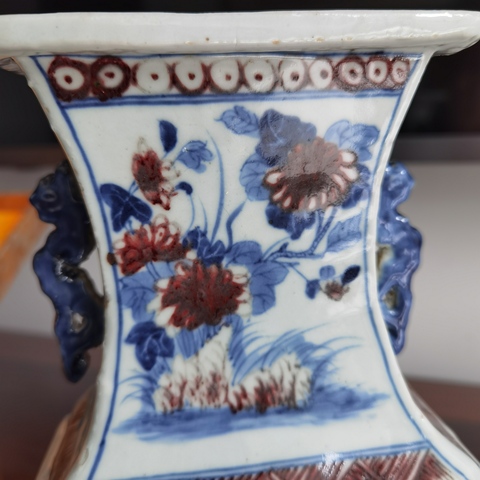 古玩陶瓷青花釉里紅洞石花卉紋四方瓶真品鑒賞圖