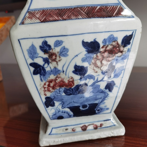 古玩陶瓷青花釉里紅洞石花卉紋四方瓶真品鑒賞圖