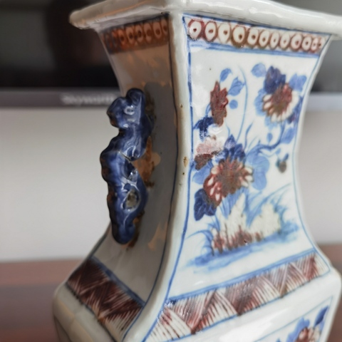 古玩陶瓷青花釉里紅洞石花卉紋四方瓶真品鑒賞圖