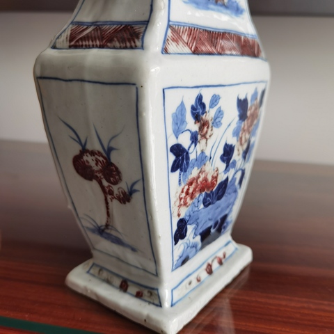 古玩陶瓷青花釉里紅洞石花卉紋四方瓶真品鑒賞圖