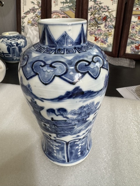 古玩陶瓷樓臺亭閣山水紋青花瓶真品鑒賞圖