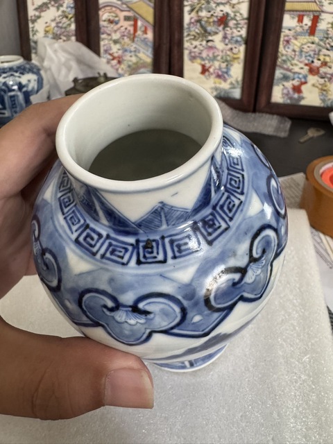 古玩陶瓷樓臺亭閣山水紋青花瓶真品鑒賞圖