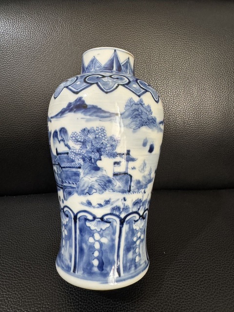 古玩陶瓷樓臺亭閣山水紋青花瓶真品鑒賞圖