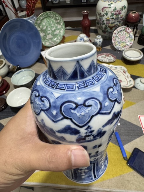 古玩陶瓷樓臺亭閣山水紋青花瓶真品鑒賞圖