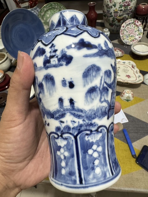 古玩陶瓷樓臺亭閣山水紋青花瓶真品鑒賞圖