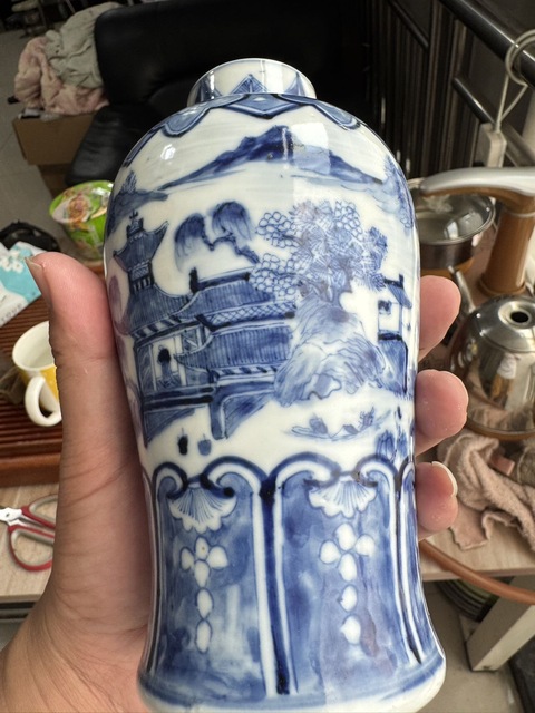 古玩陶瓷樓臺亭閣山水紋青花瓶真品鑒賞圖
