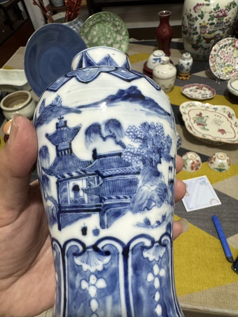 古玩陶瓷樓臺亭閣山水紋青花瓶真品鑒賞圖