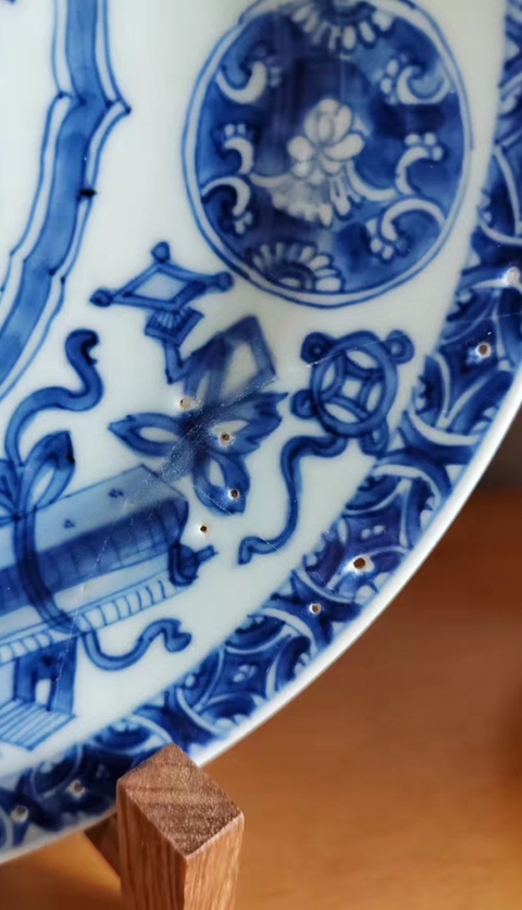古玩陶瓷人物博古紋青花盤真品鑒賞圖